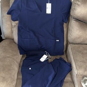 New with tags. Large FIGS scrub set color navy.